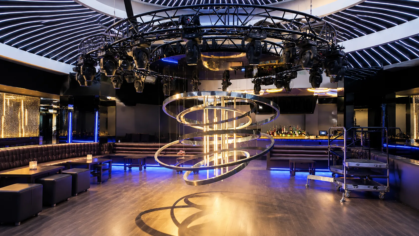 Stage lifting system in a studio or permanent venue