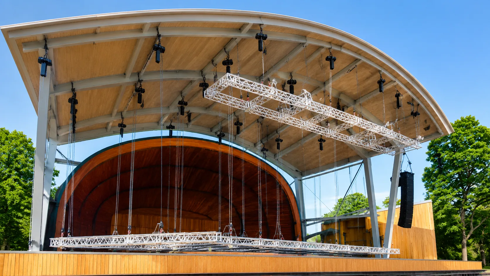 Entertainment chain hoists for award shows and product launches