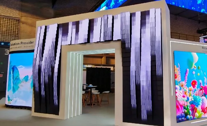 Telescopic Wave Screen Platform — retail & hospitality Telescopic wave screen display in a retail or hospitality space